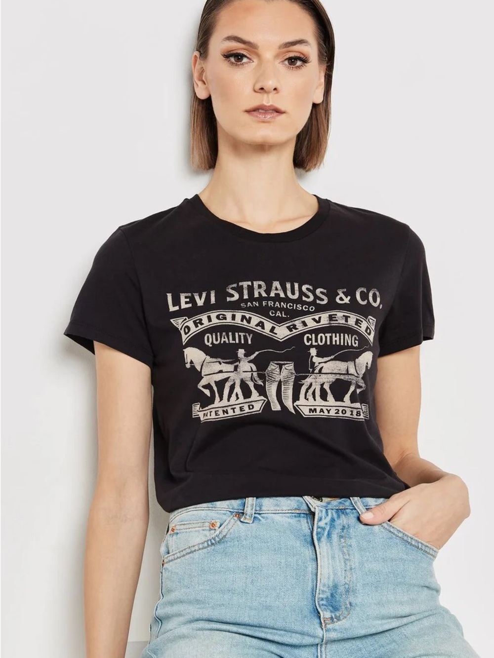 🌻5/$30🌻 LEVI’s Black Graphic Logo Crewneck Tee